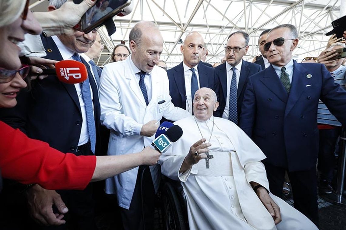 Papież Franciszek opuścił rzymską klinikę Gemelli i wrócił do Watykanu