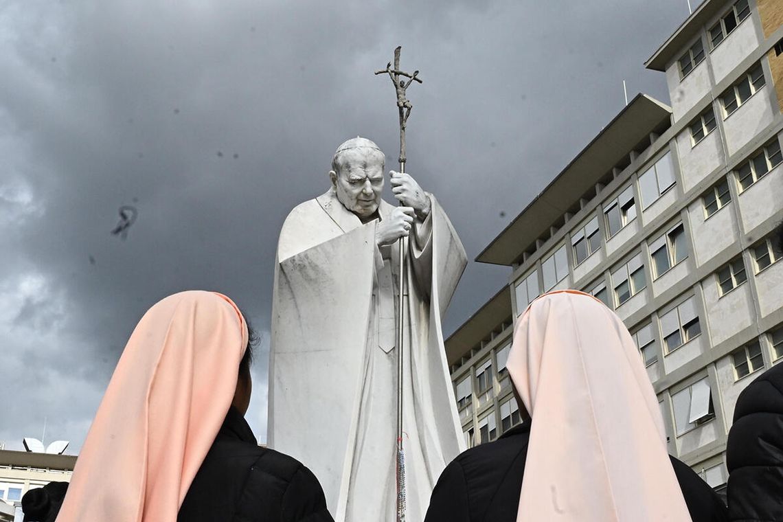 Papież kontynuuje leczenie i fizjoterapię oddechową