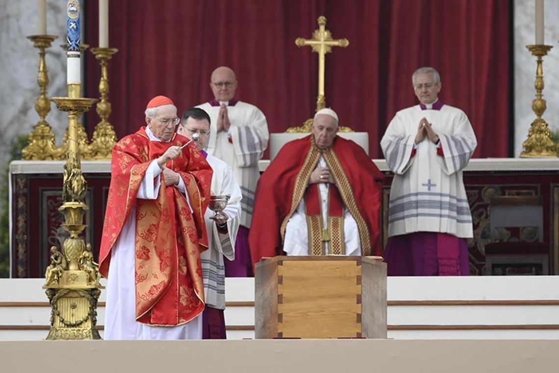 Papież przewodniczył mszy pogrzebowej Benedykta XVI: był świadkiem Ewangelii (ZDJĘCIA)