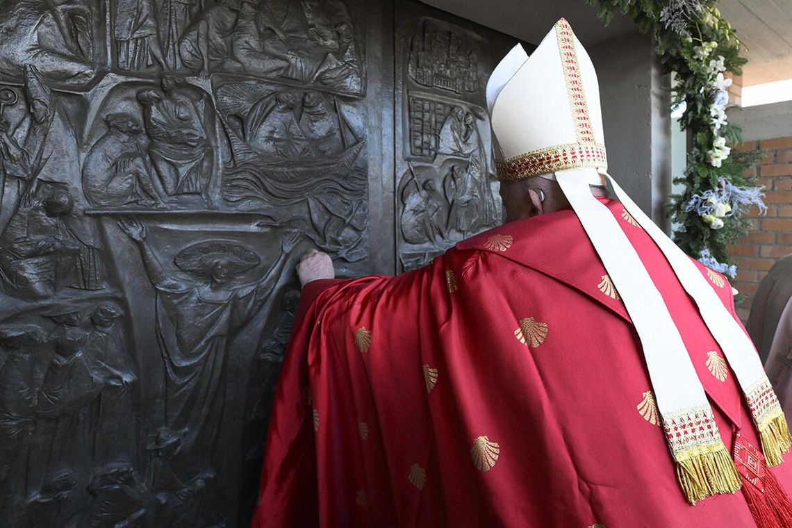 Papież w symbolicznym geście otworzył Drzwi Święte w więzieniu
