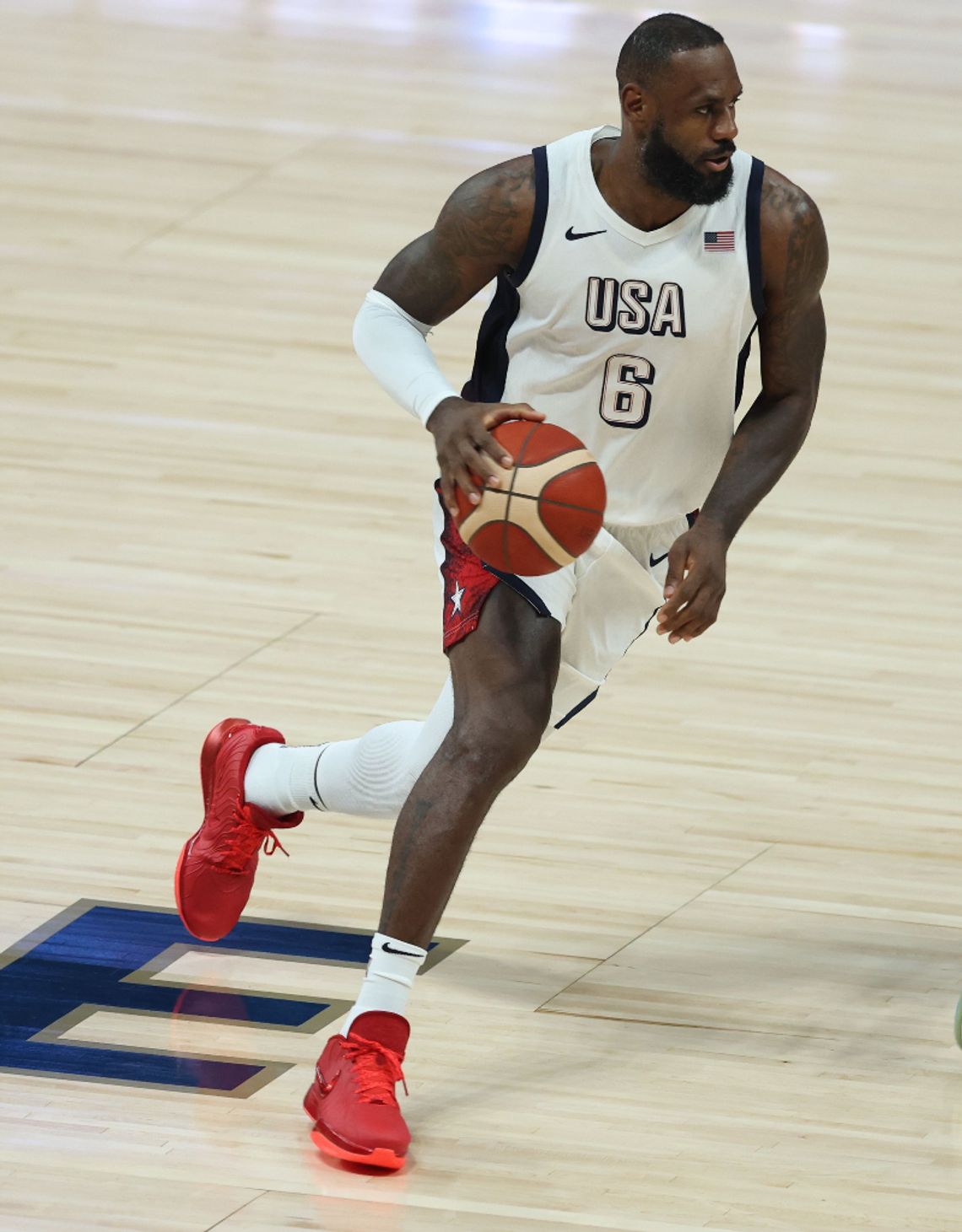 Paryż - LeBron James chorążym ekipy USA