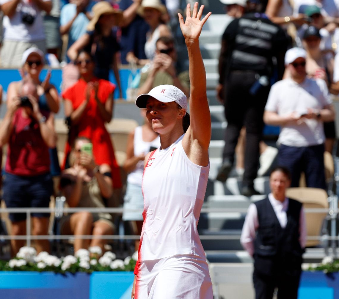 Paryż/tenis - Świątek pokonała Parry w drugiej rundzie, porażka Linette z Paolini 