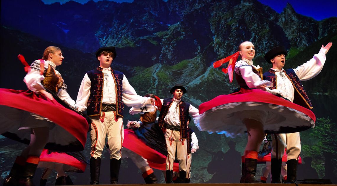 Pełen artystycznych doznań Koncert 50-lecia WICI z bajkami , ludowymi opowiastkami, tańcem i śpiewem