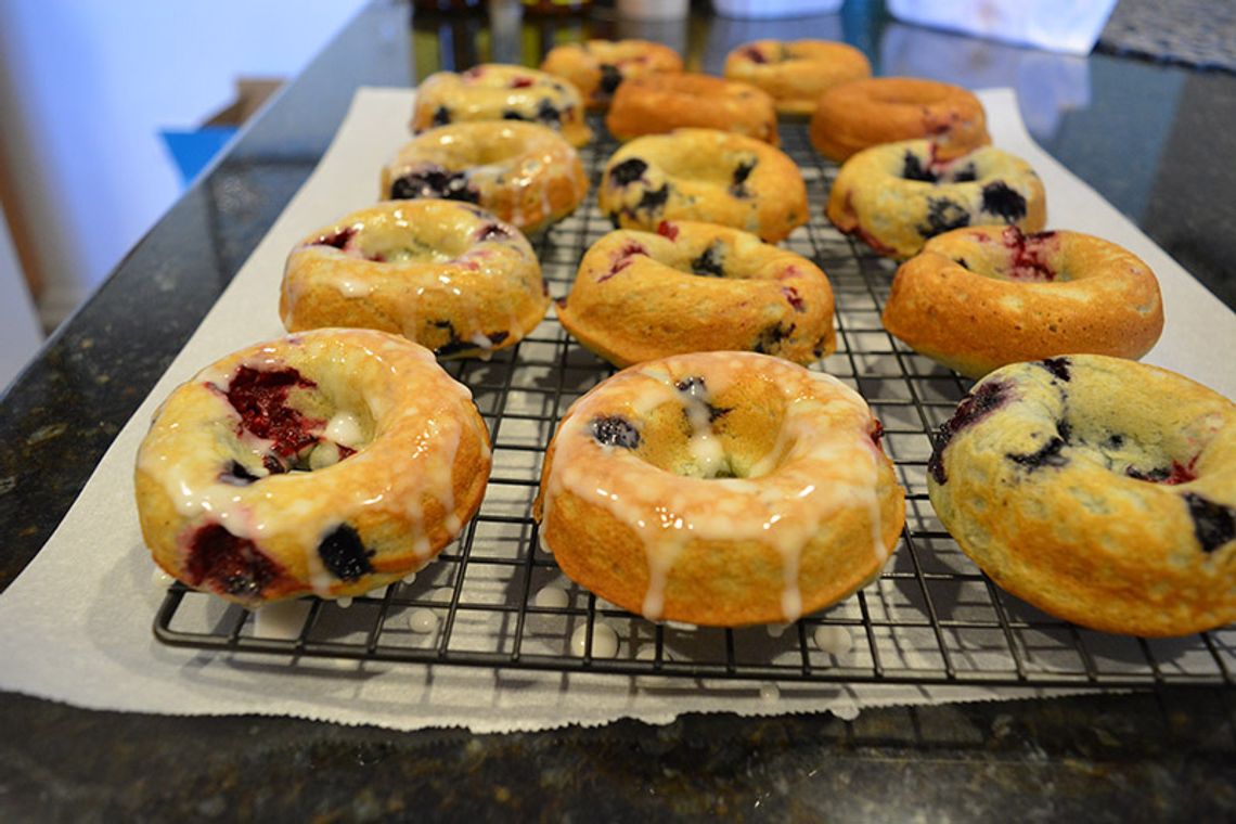 Pieczone pączki z owocami leśnymi