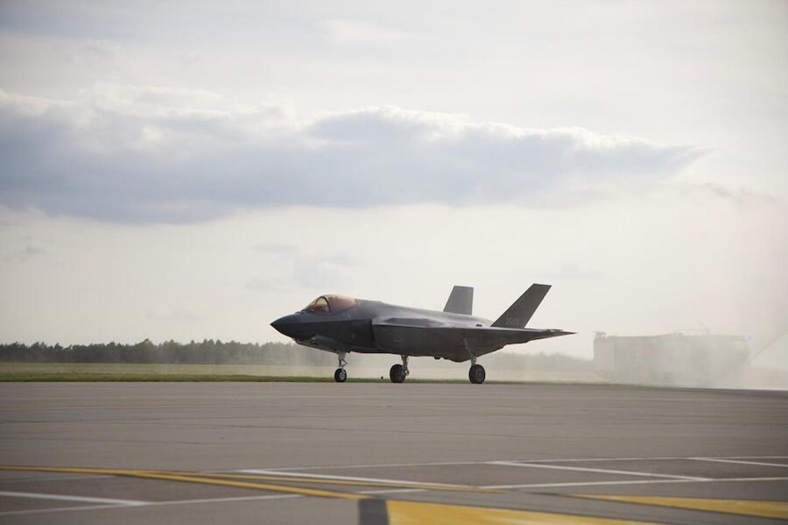 Pierwsze F-35 są już w Polsce, wylądowały w bazie w Łasku Pierwsze F-35 są już w Polsce, wylądowały w bazie w Łasku