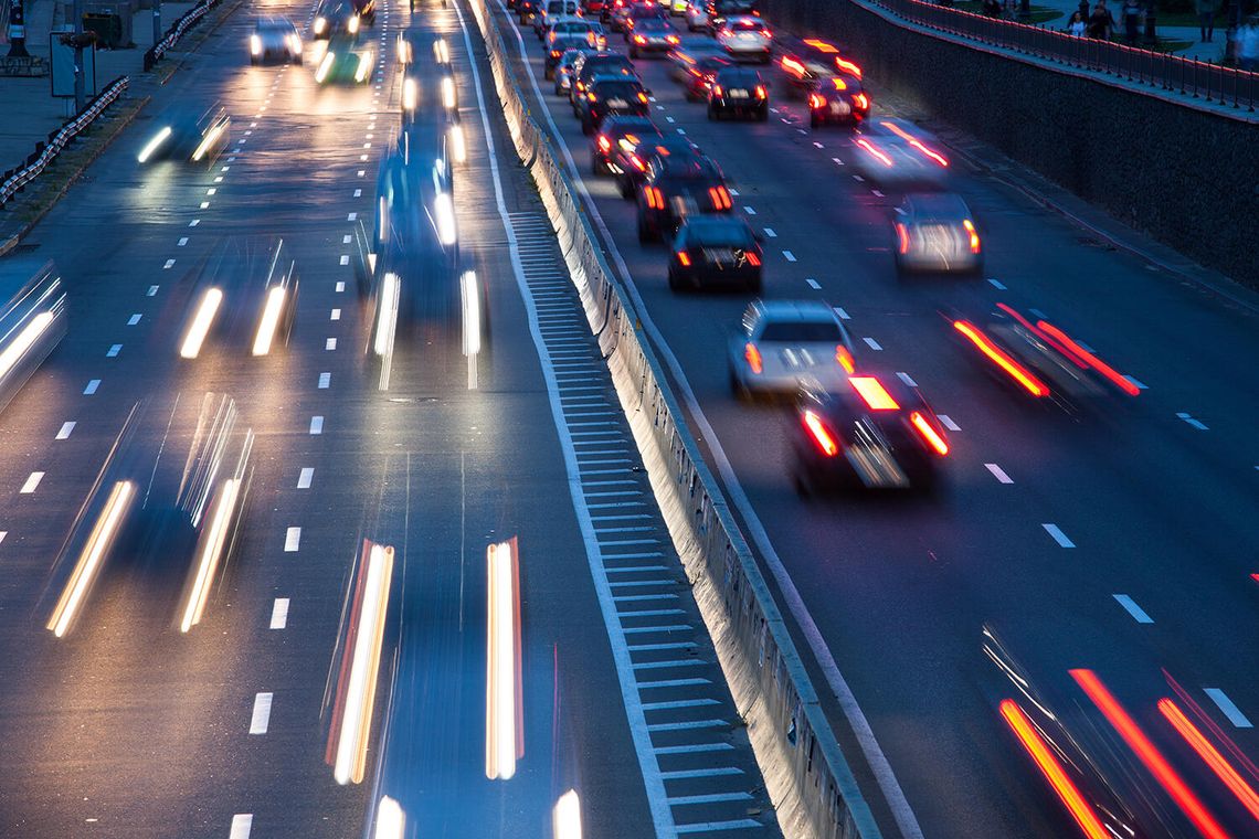 Pieszy na autostradzie uderzony przez samochód
