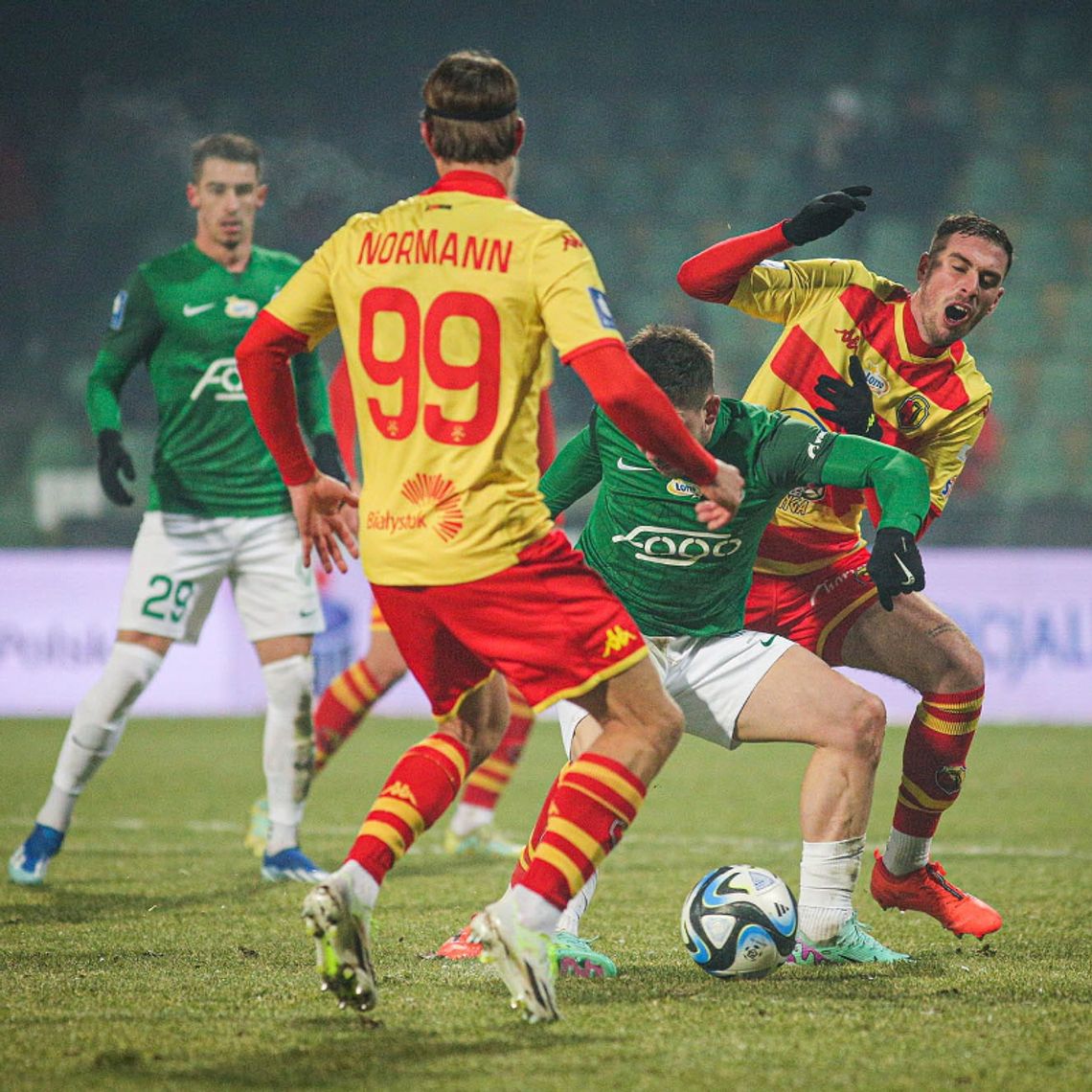 Piłkarski PP - Pogoń i Jagiellonia pierwszymi ćwierćfinalistami