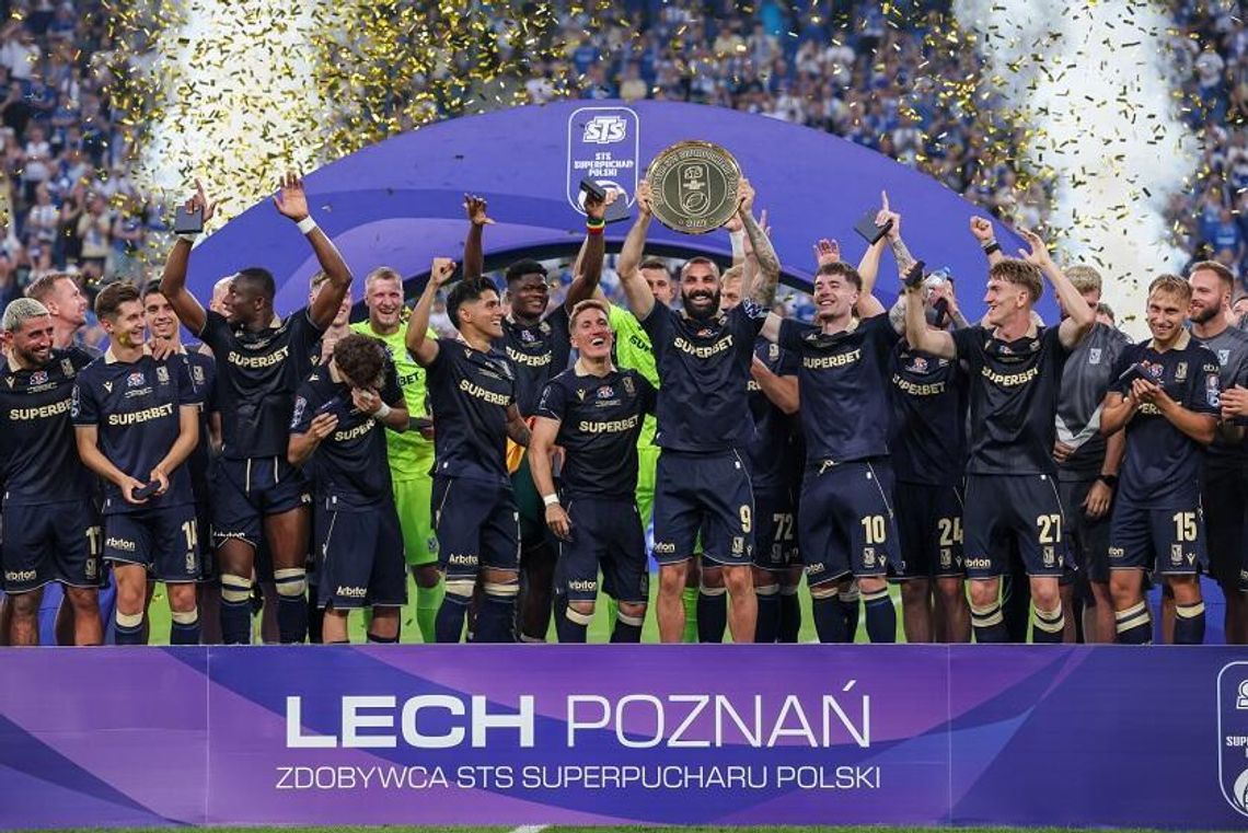 Piłkarski Superpuchar - trofeum dla Lecha Poznań Piłkarski Superpuchar - trofeum dla Lecha Poznań