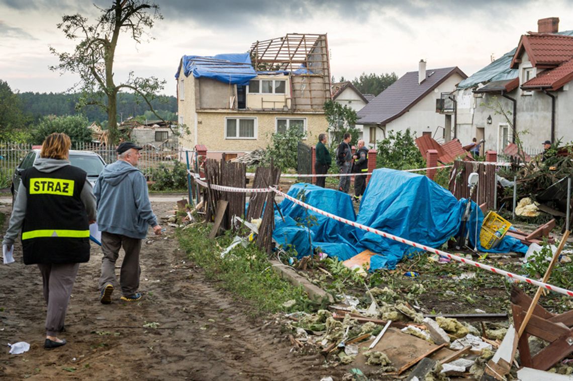 Po burzach jedna osoba nie żyje, uszkodzonych 800 budynków; premier deklaruje pomoc (ZDJĘCIA)