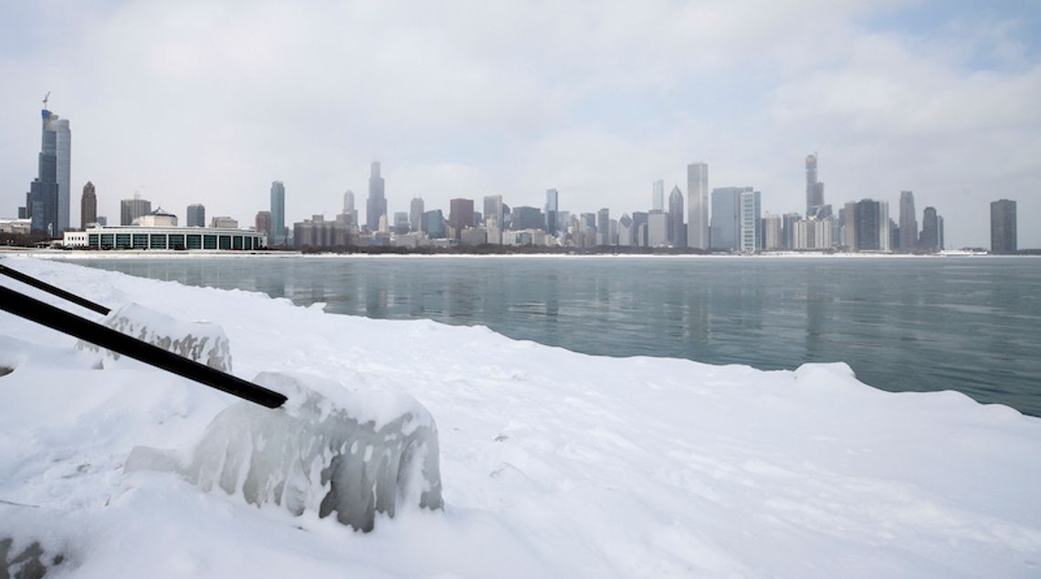 Po śnieżycy w Chicago główne drogi przejezdne, boczne zasypane