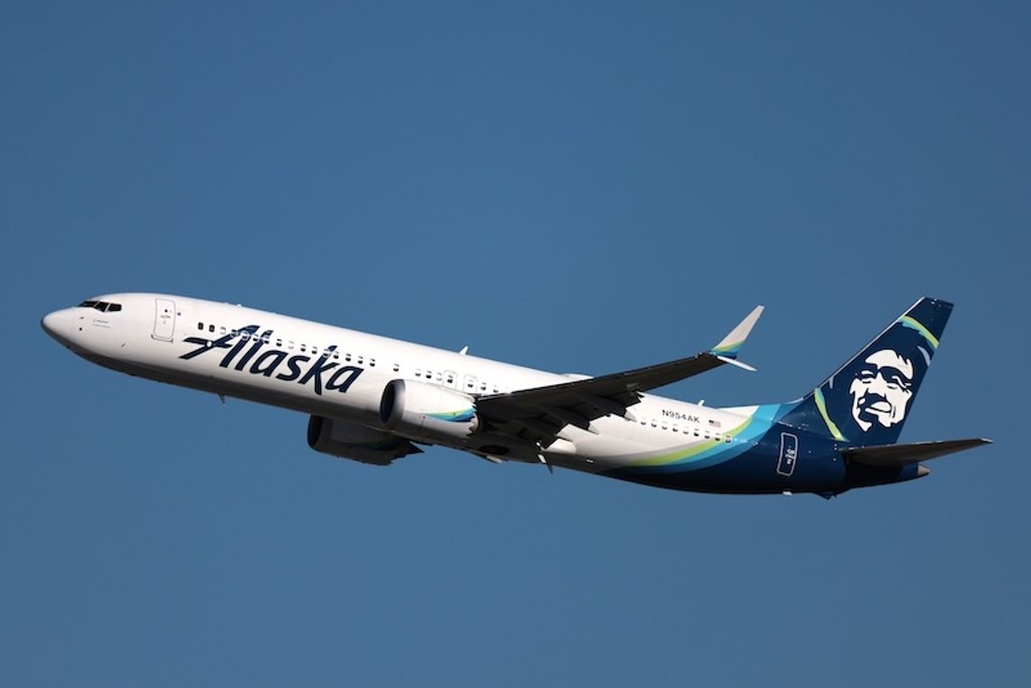 Po wypadnięciu okna z lecącego samolotu Alaska Airlines uziemiła swoje Boeingi 737 Max 9 (WIDEO)