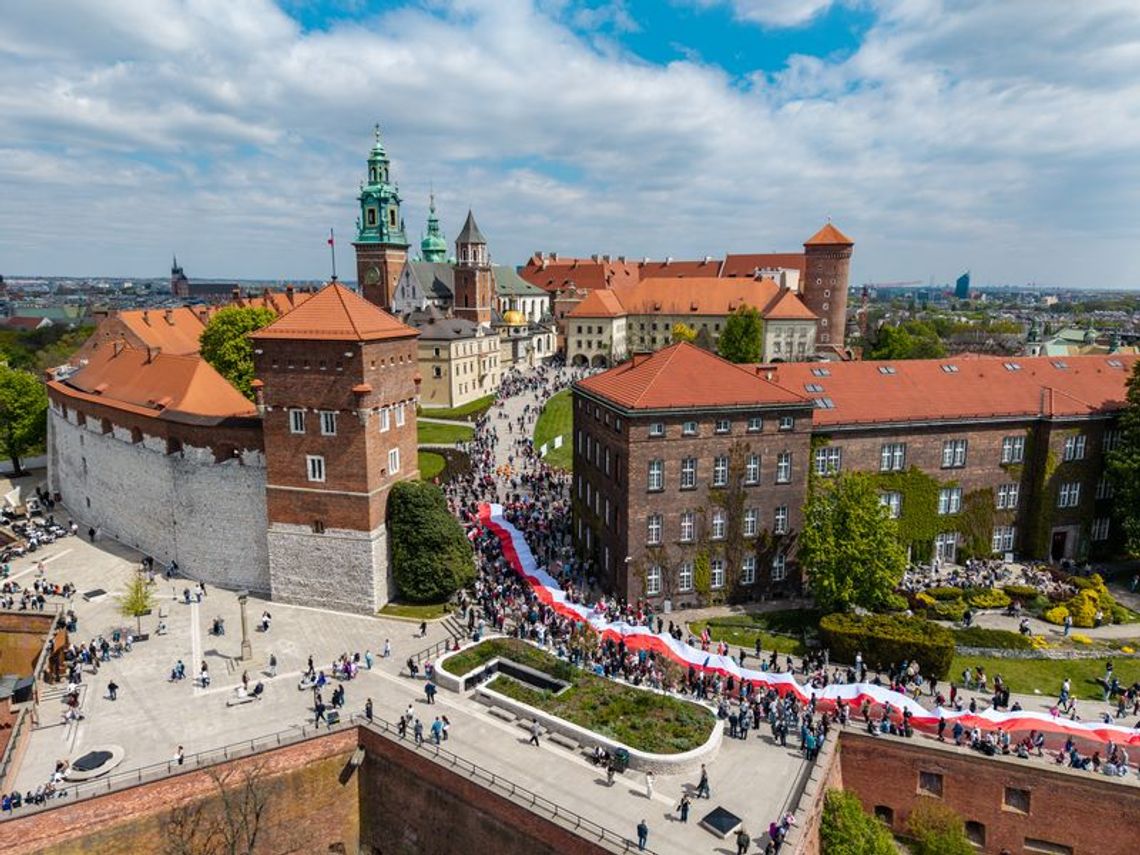 Pochód ze stumetrową flagą Polski przeszedł Traktem Królewskim na Wawel