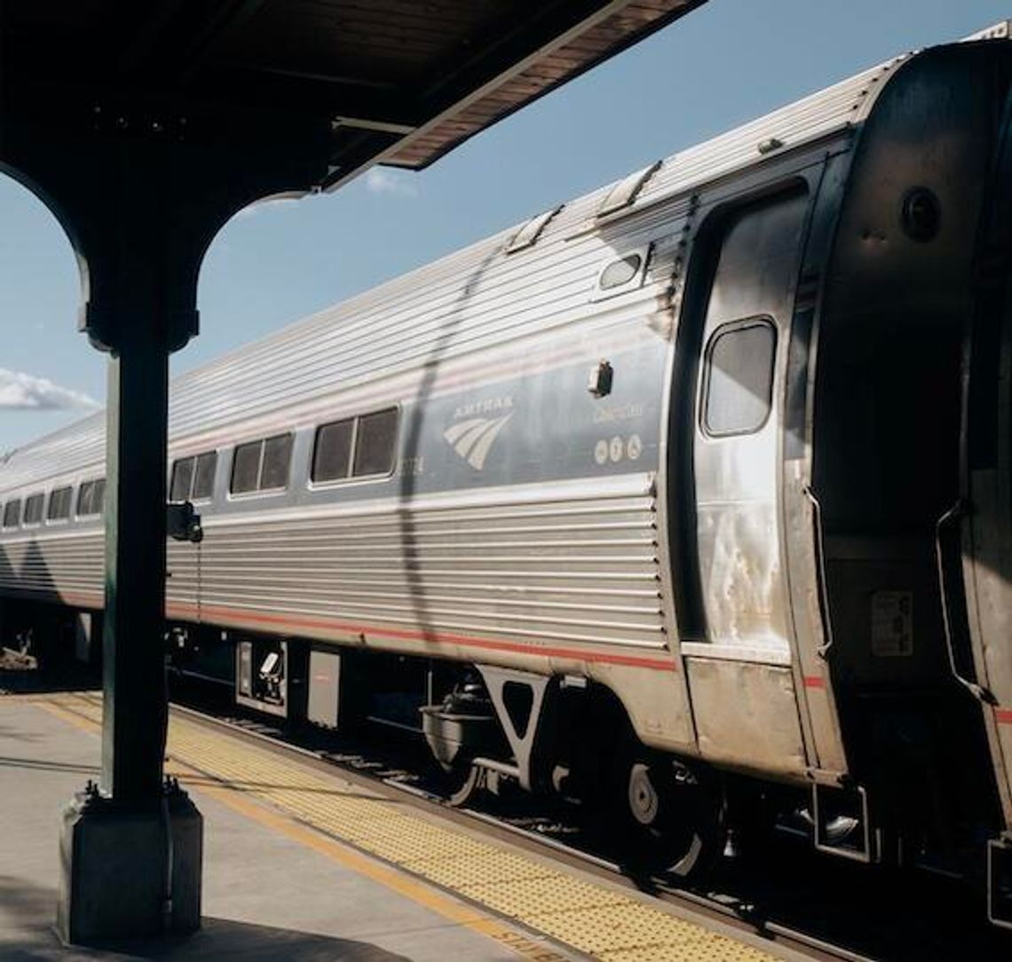 Pociąg Amtrak uderzył w pojazd budowlany na torach w Lake Forest