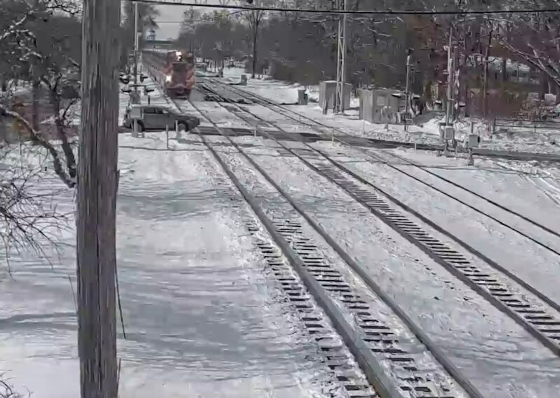 Pociąg Metry uderzył pojazd na torach w Hinsdale (WIDEO) Pociąg Metry uderzył pojazd na torach w Hinsdale (WIDEO)