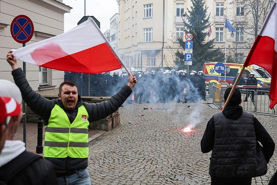 Pod Sejmem doszło do starć między protestującymi a policją