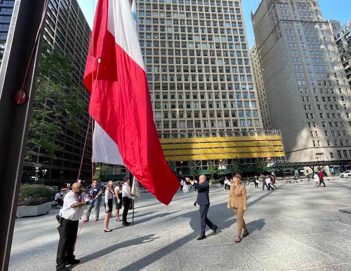 Podniesienie polskiej flagi na Daley Plaza w ramach inauguracji Miesiąca Dziedzictwa Polskiego (ZDJĘCIA)