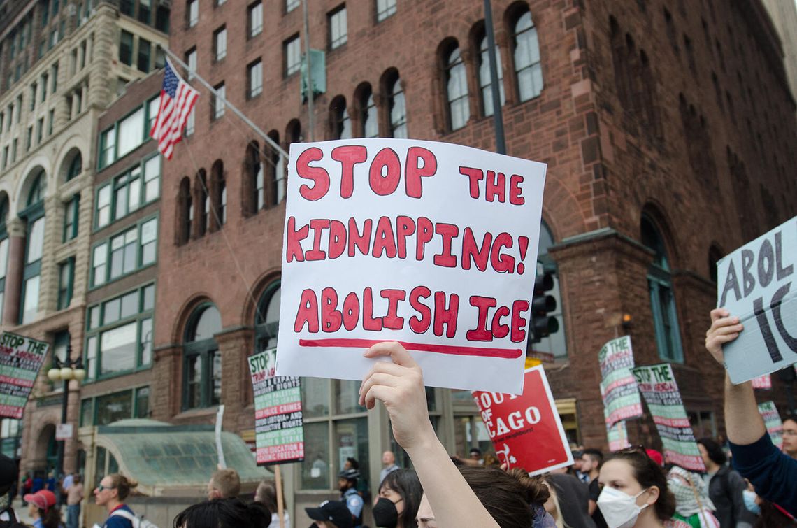 Podszywał się pod policjanta podczas protestów przeciwko ICE w centrum Chicago