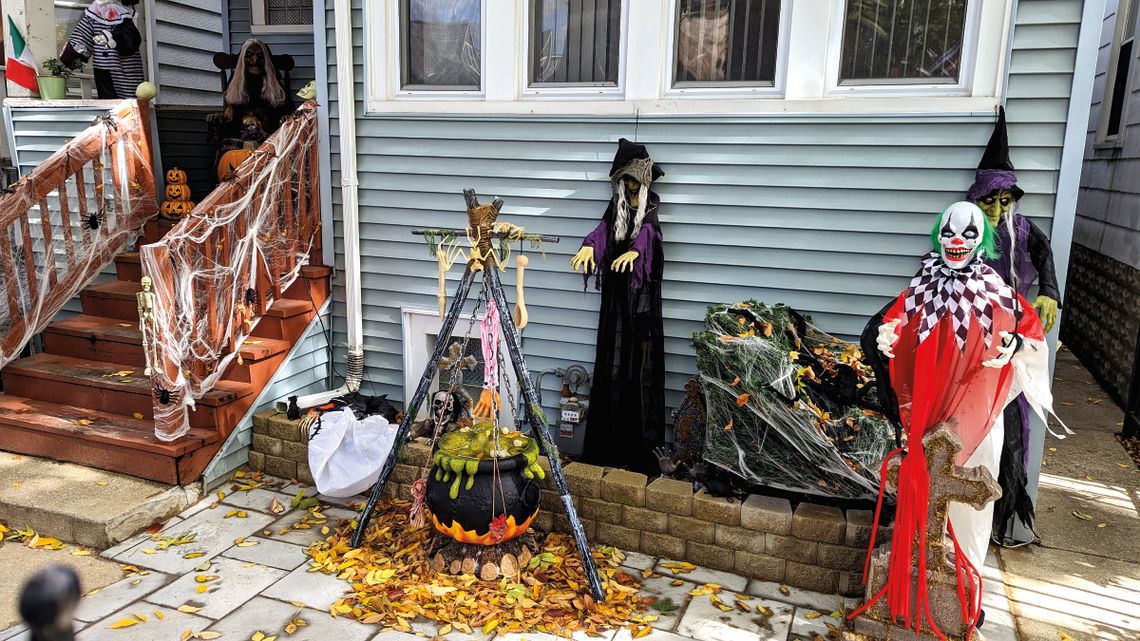 Policja ostrzega przed podpalaczem po pożarze dekoracji halloweenowych i werandy domu