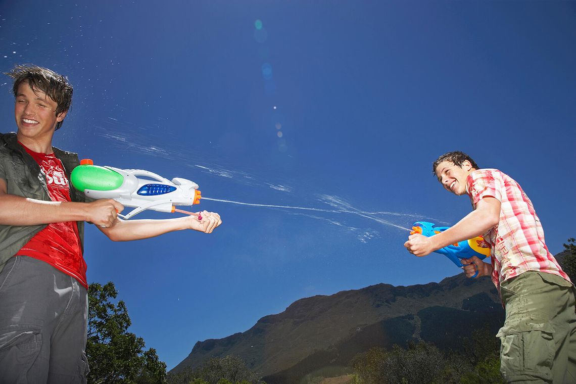 Policja ostrzega przed Senior Assassin – młodzieżową zabawą, która może mieć tragiczne skutki