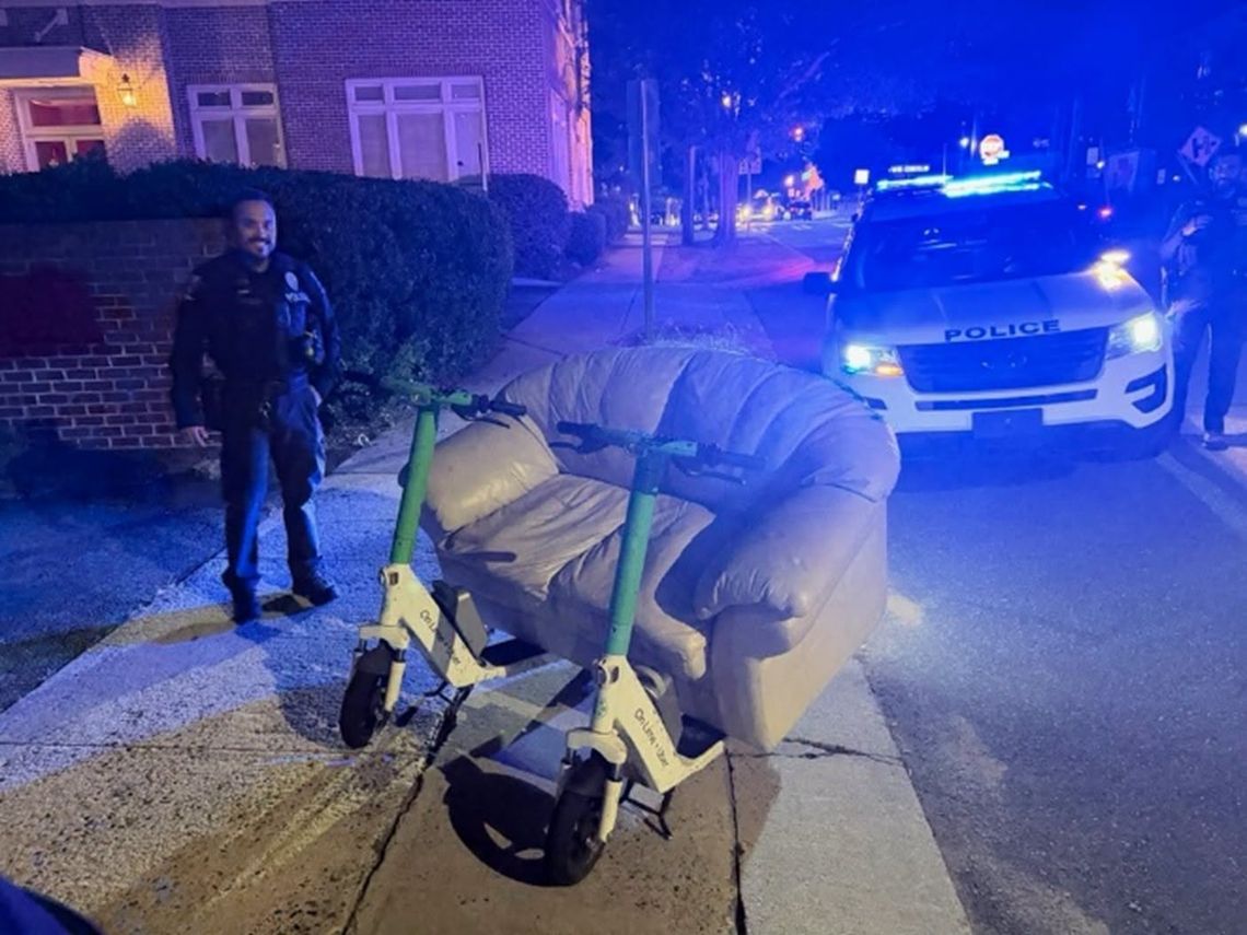 Policja zatrzymała dwóch mężczyzn, jadących skórzaną kanapą ustawioną na dwóch hulajnogach Policja zatrzymała dwóch mężczyzn, jadących skórzaną kanapą ustawioną na dwóch hulajnogach