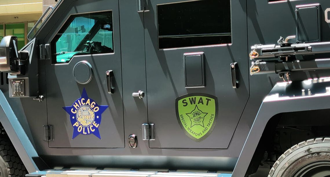 Policjant SWAT postrzelony podczas interwencji na północnym zachodzie Chicago, ranne 3 kobiety, sprawca się poddał Policjant SWAT postrzelony podczas interwencji na północnym zachodzie Chicago, ranne 3 kobiety, sprawca się poddał
