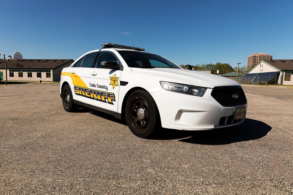 Policjant szeryfa strzelił do mężczyzny, który atakował nożem kobietę Policjant szeryfa strzelił do mężczyzny, który atakował nożem kobietę