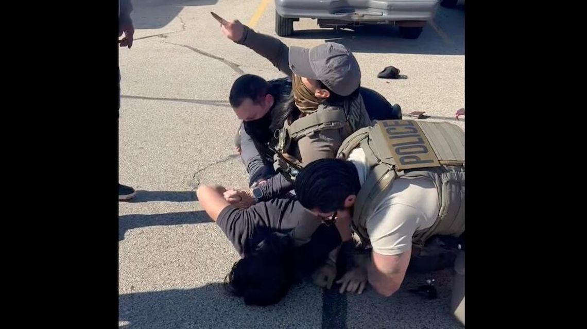 Policjant z Palatine pomógł agentom federalnym w aresztowaniu Policjant z Palatine pomógł agentom federalnym w aresztowaniu