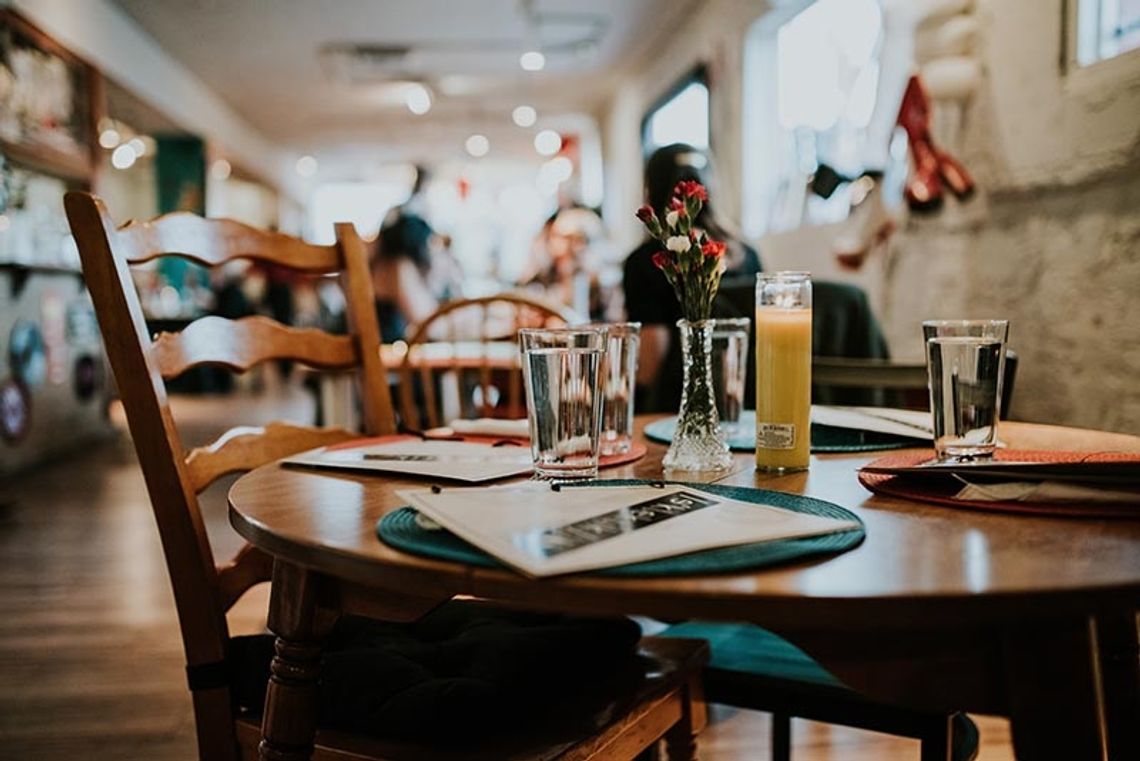 Polonijni restauratorzy o obowiązku sprawdzania szczepień klientów. Zabójstwo małych biznesów czy spóźniona konieczność?