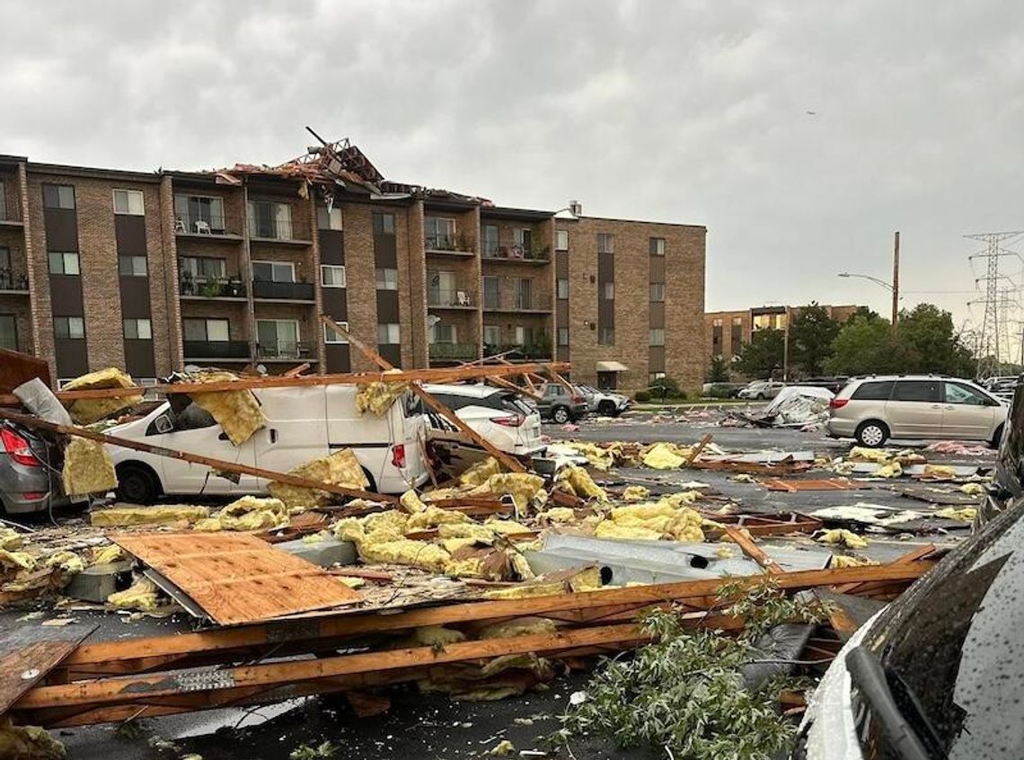 Polskie rodziny wśród ofiar po zerwanym dachu na osiedlu w Mt. Prospect. Poszkodowany mieszkaniec: „Czytajcie swoje polisy ubezpieczeniowe” Polskie rodziny wśród ofiar po zerwanym dachu na osiedlu w Mt. Prospect. Poszkodowany mieszkaniec: „Czytajcie swoje polisy ubezpieczeniowe”