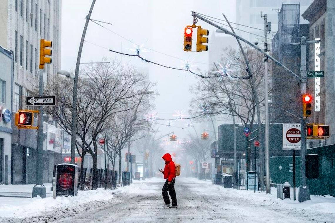 Ponad 13 tys. lotów odwołano z powodu burzy śnieżnej, 230 tys. odbiorców bez prądu