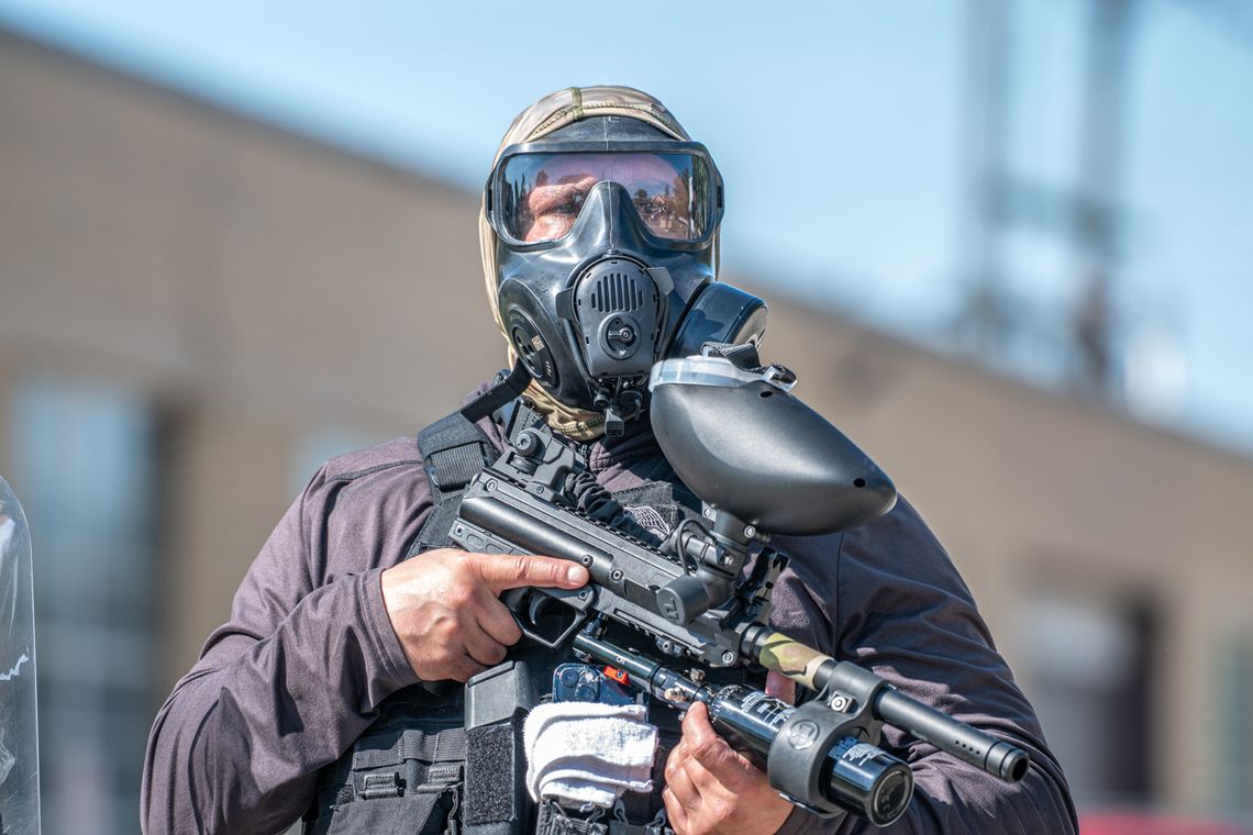 Pościg, wypadek i użycie gazu łzawiącego przez agentów federalnych na południu Chicago