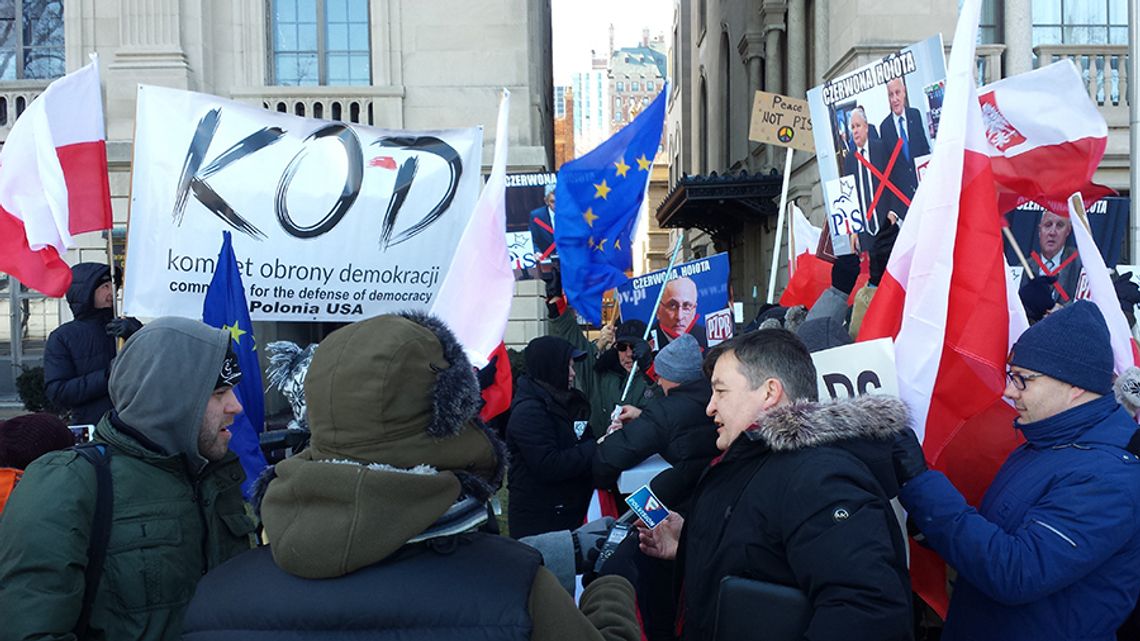 „Precz z komuną” na dwa głosy