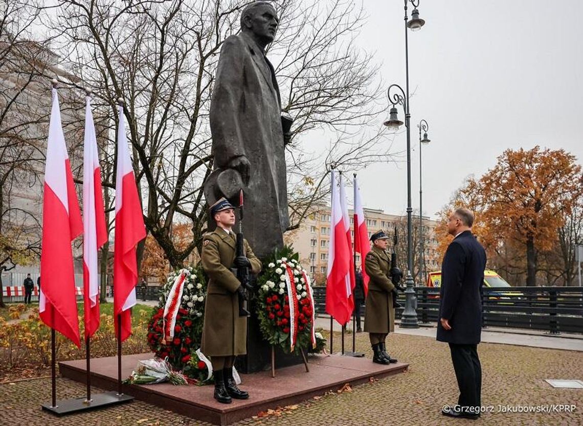 Prezydent Andrzej Duda złożył wieńce przed pomnikami Ojców Niepodległości