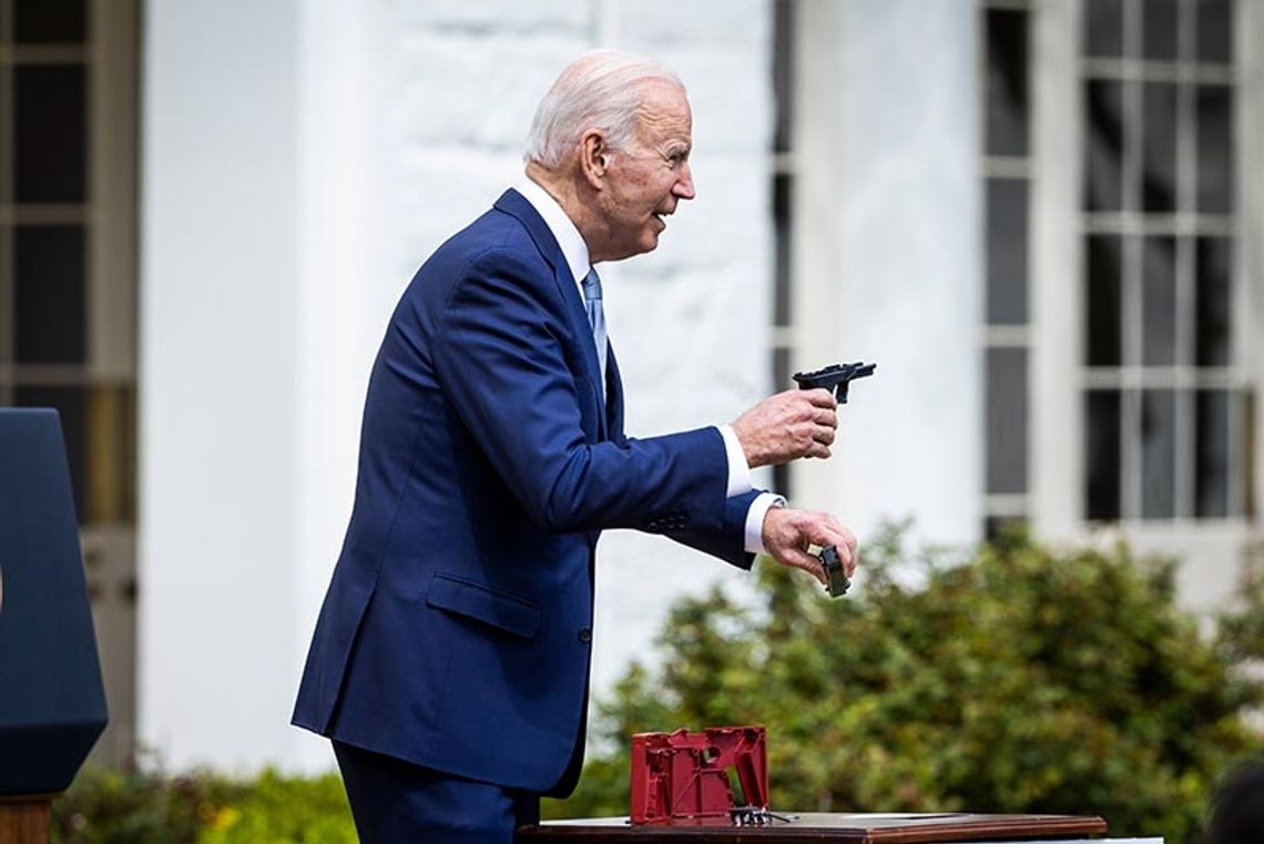 Prezydent Biden i Demokraci w Illinois poprali zakaz „broni widmo”