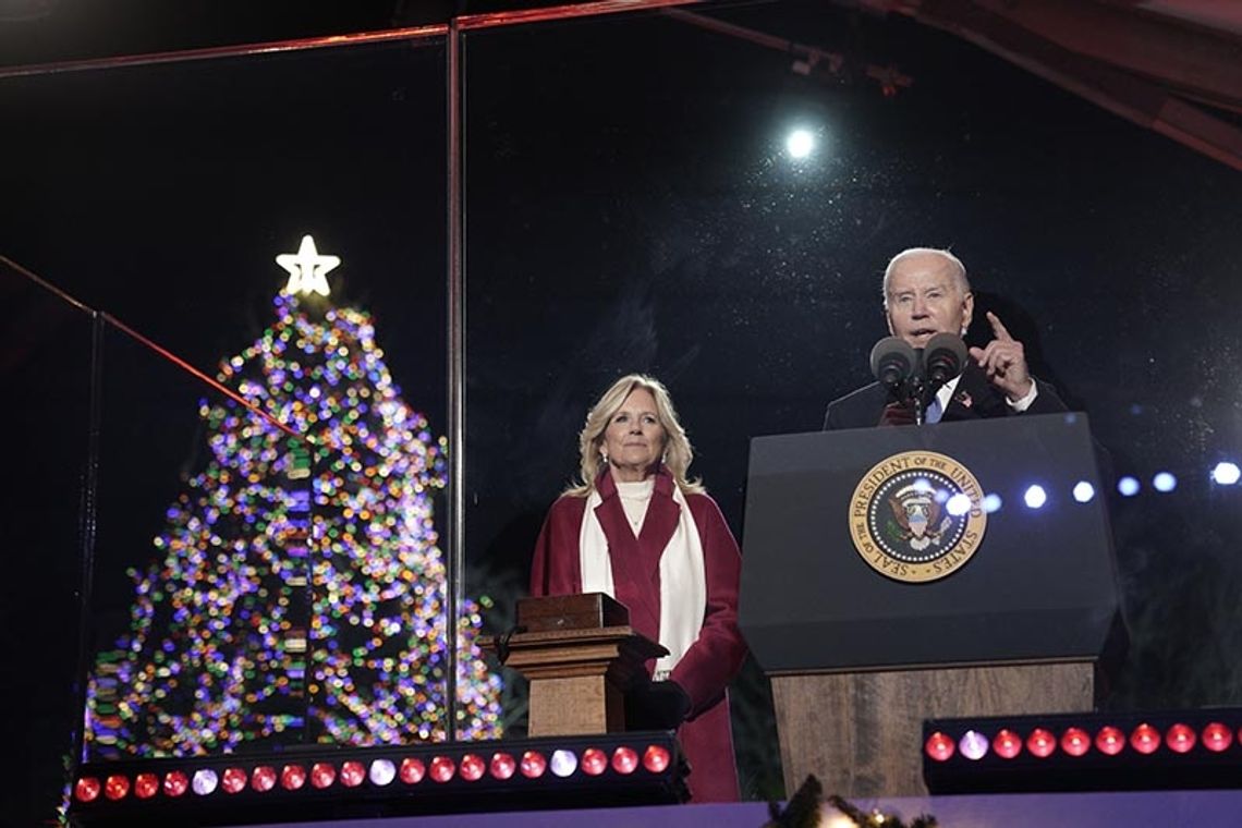 Prezydent Biden i pierwsza dama zapalili lampki na bożonarodzeniowej choince przed Białym Domem