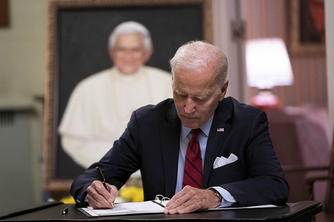 Prezydent Biden złożył hołd Benedyktowi XVI