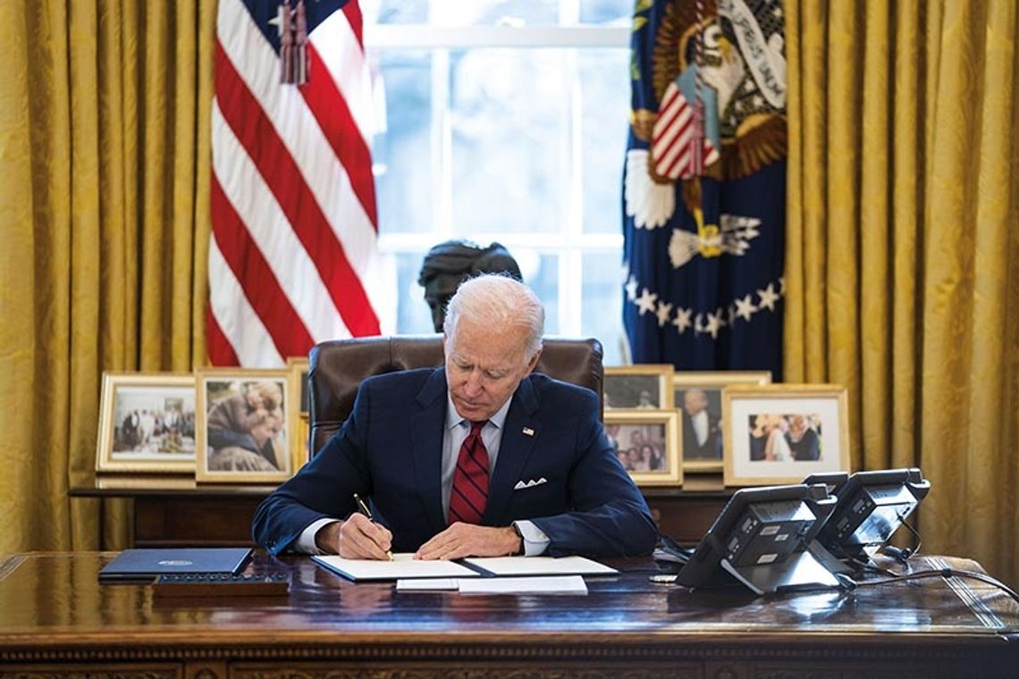 Prezydent Biden zniósł zakaz wydawania zielonych kart