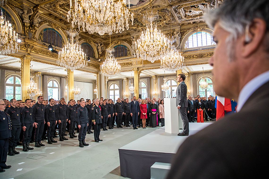 Prezydent Macron składa hołd strażakom, którzy gasili pożar Notre Dame (ZDJĘCIA)