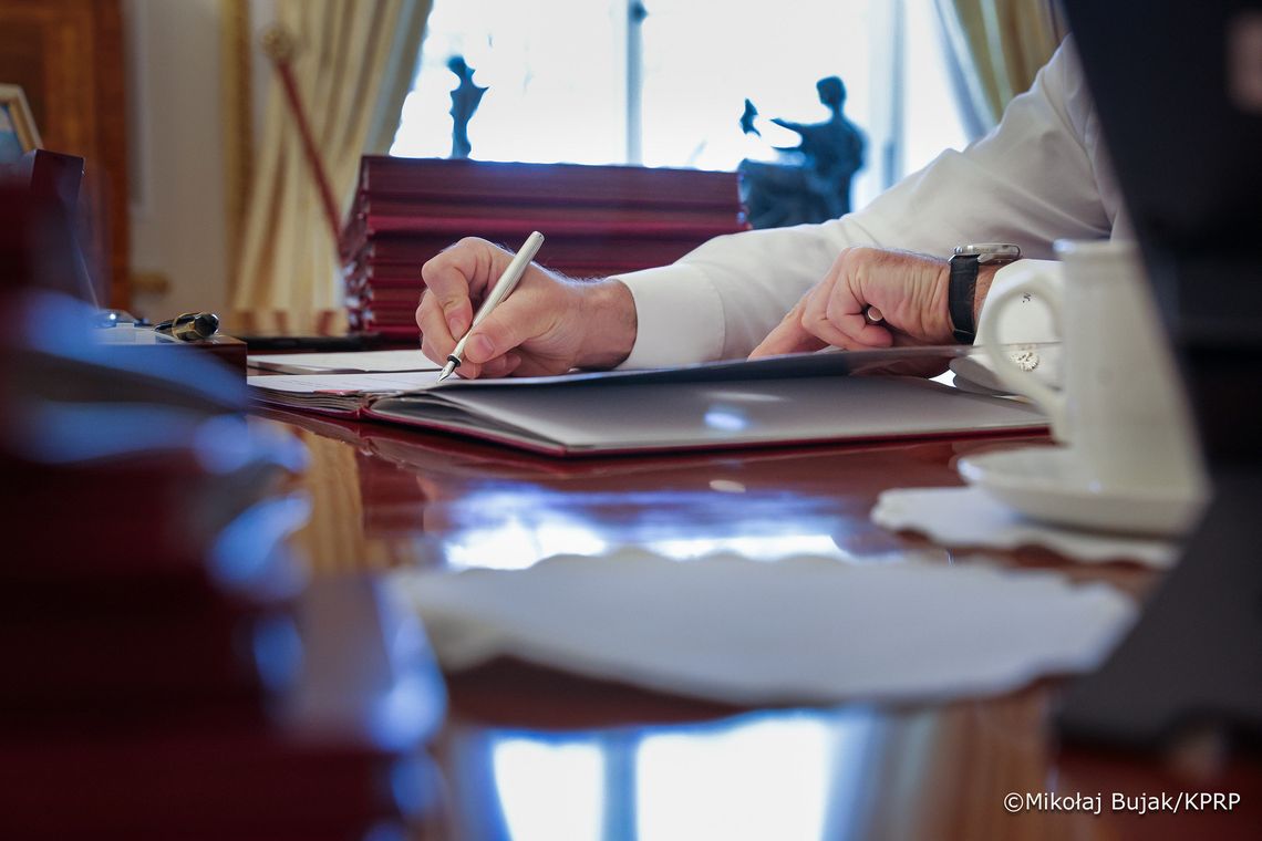 Prezydent podpisał ustawy umożliwiające obniżkę cen paliw
