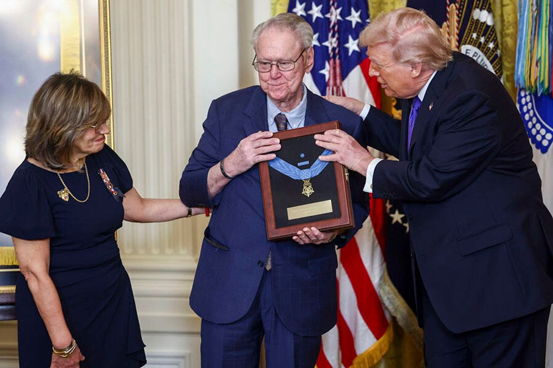 Prezydent Trump pośmiertnie odznaczył sierż. Ollisa, który w Afganistanie uratował polskiego żołnierza (WIDEO) Prezydent Trump pośmiertnie odznaczył sierż. Ollisa, który w Afganistanie uratował polskiego żołnierza (WIDEO)