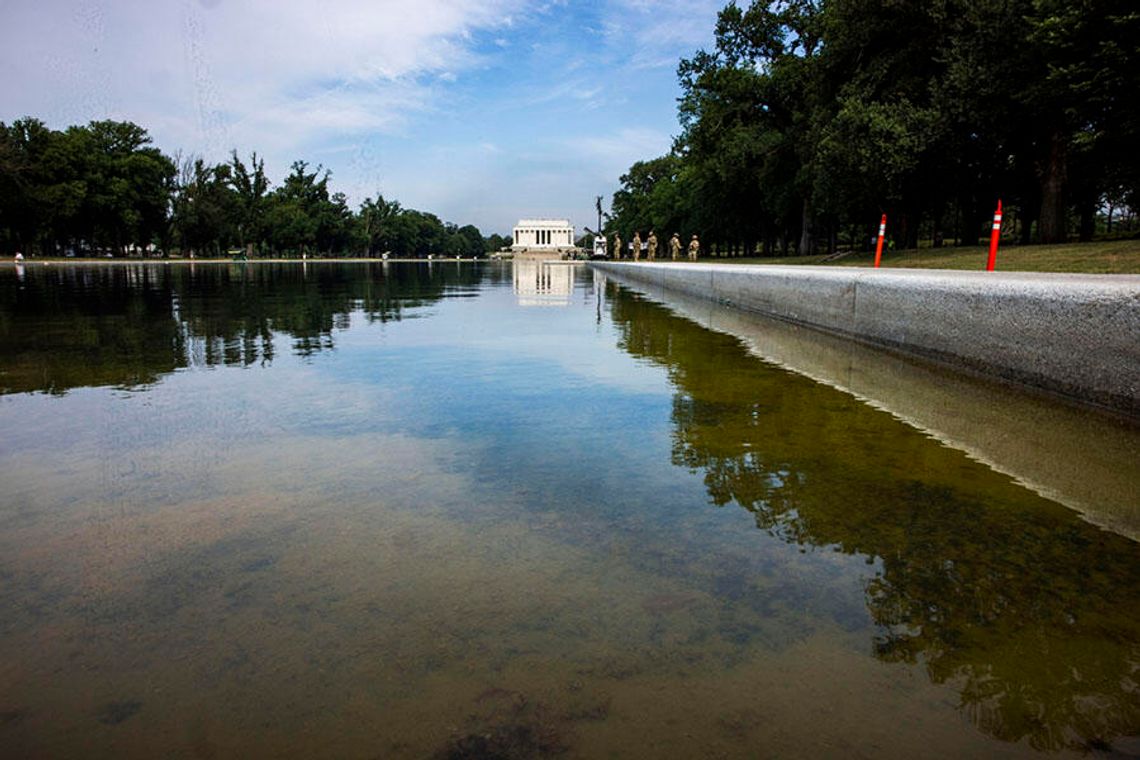 Prezydent Trump zarzuca „wandalom” uszkodzenie wyremontowanego za miliony dolarów Reflecting Pool Prezydent Trump zarzuca „wandalom” uszkodzenie wyremontowanego za miliony dolarów Reflecting Pool