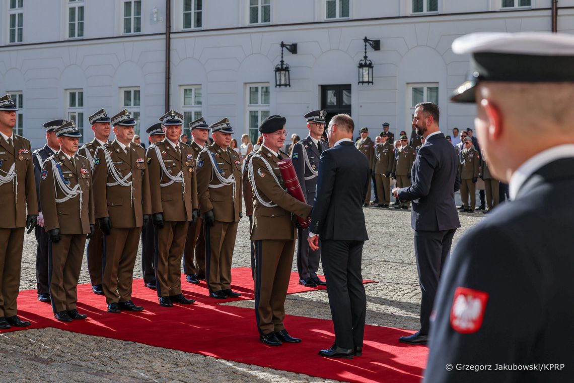 Prezydent wręczył nominacje generalskie oraz odznaczenia wojskowe