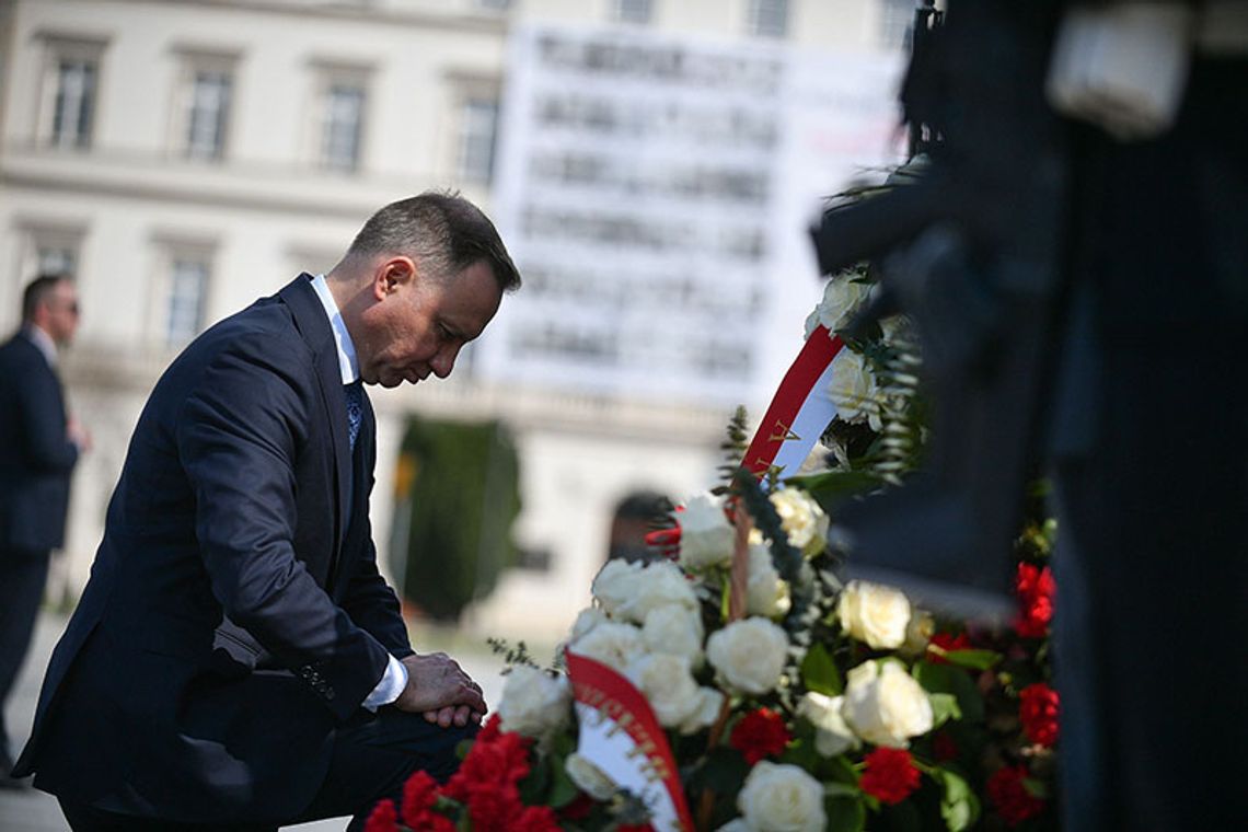 Prezydent złożył wieńce przed pomnikami Lecha Kaczyńskiego oraz Ofiar Tragedii Smoleńskiej (WIDEO)