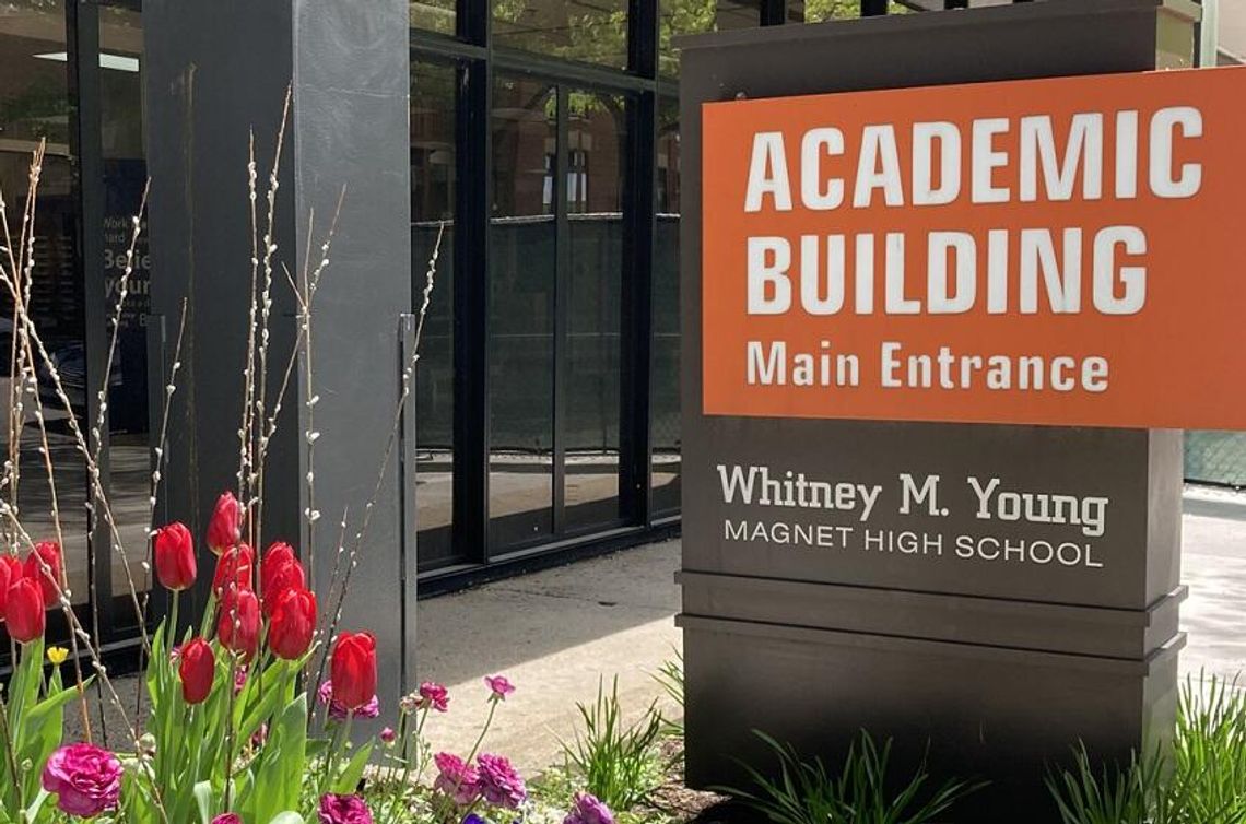 Próba wniesienia broni do liceum Whitney Young w pierwszy dzień zajęć Próba wniesienia broni do liceum Whitney Young w pierwszy dzień zajęć