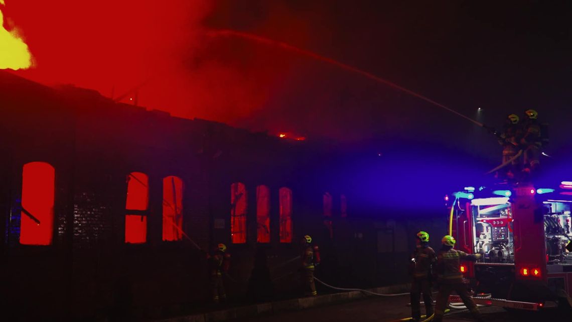 Prokuratura wszczęła śledztwo ws. pożaru hali; straty oszacowano na 13 mln zł