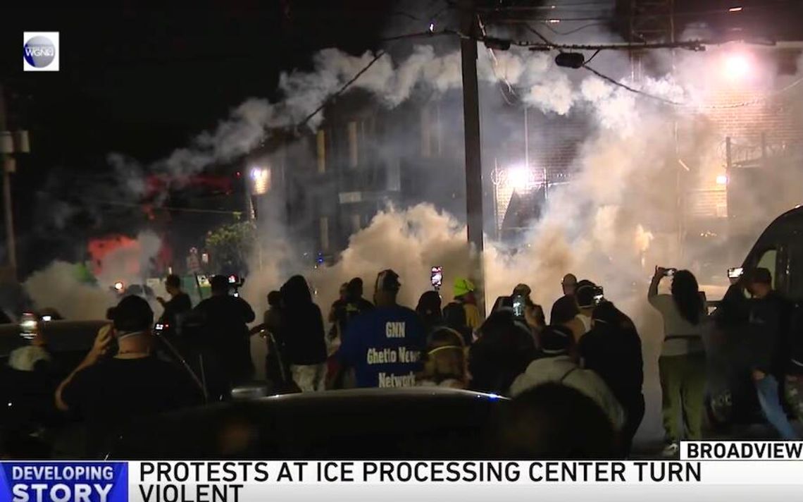 Protest w Broadview: interwencja ICE, gaz łzawiący i aresztowania (WIDEO)