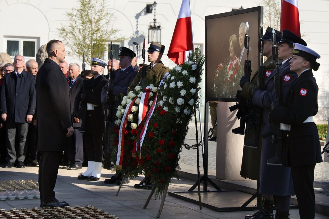 Przed Pałacem Prezydenckim Apel Pamięci z udziałem prezydenta i polityków PiS