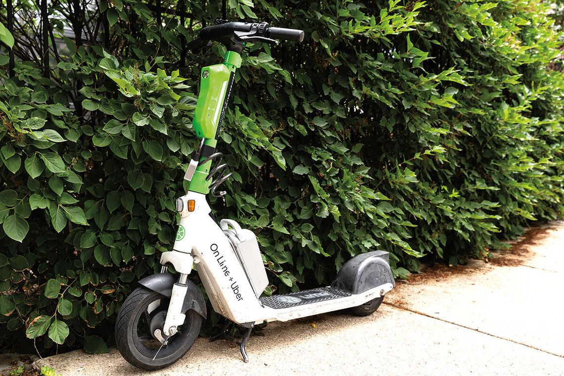 Przedmieścia wprowadzają przepisy mające ukrócić lekkomyślną jazdę elektrycznymi rowerami i hulajnogami