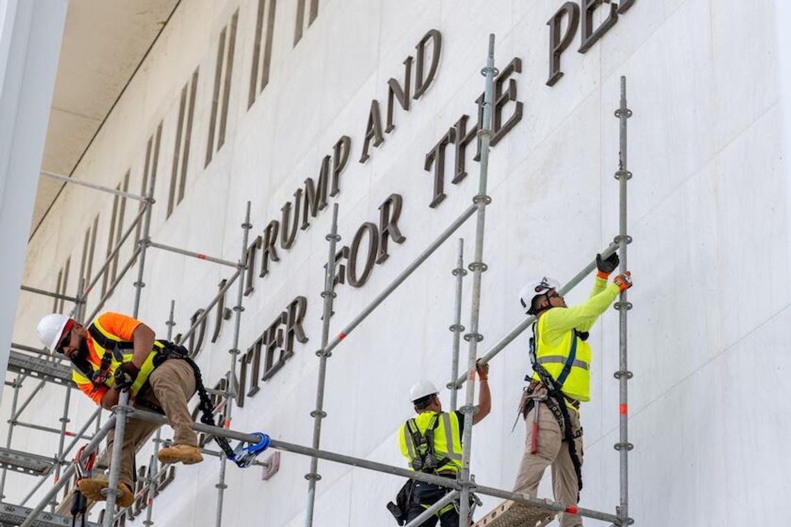 Robotnicy zaczęli usuwać nazwisko Trumpa z fasady Kennedy Center Robotnicy zaczęli usuwać nazwisko Trumpa z fasady Kennedy Center