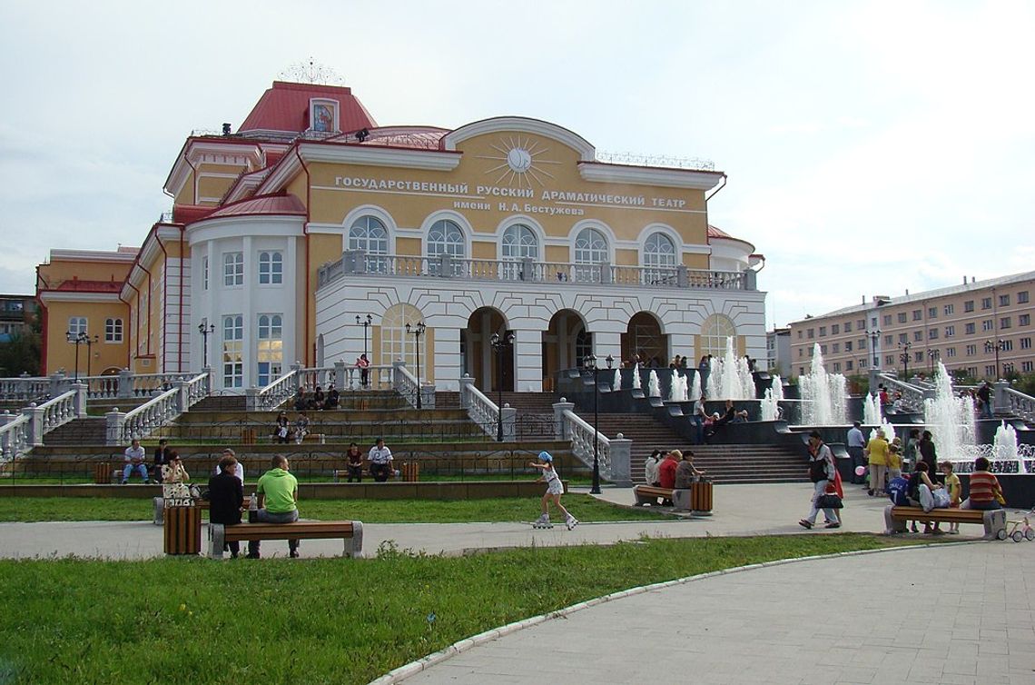 Rosja. Aktor teatru w Ułan Ude, gdzie zwolniono dyrektora za poglądy antywojenne, podciął sobie żyły na scenie